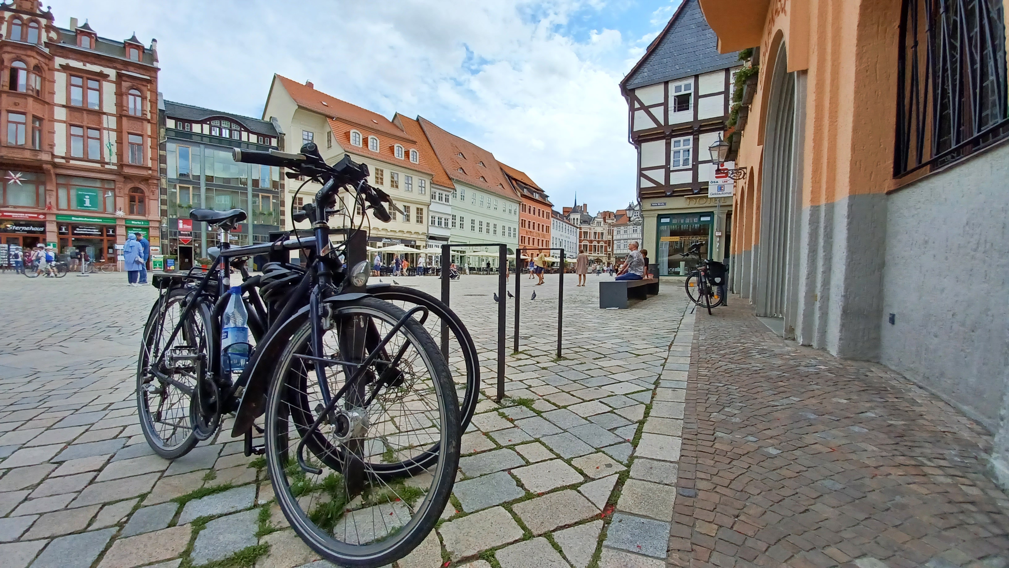 Fahrradständer vor der Sparkasse