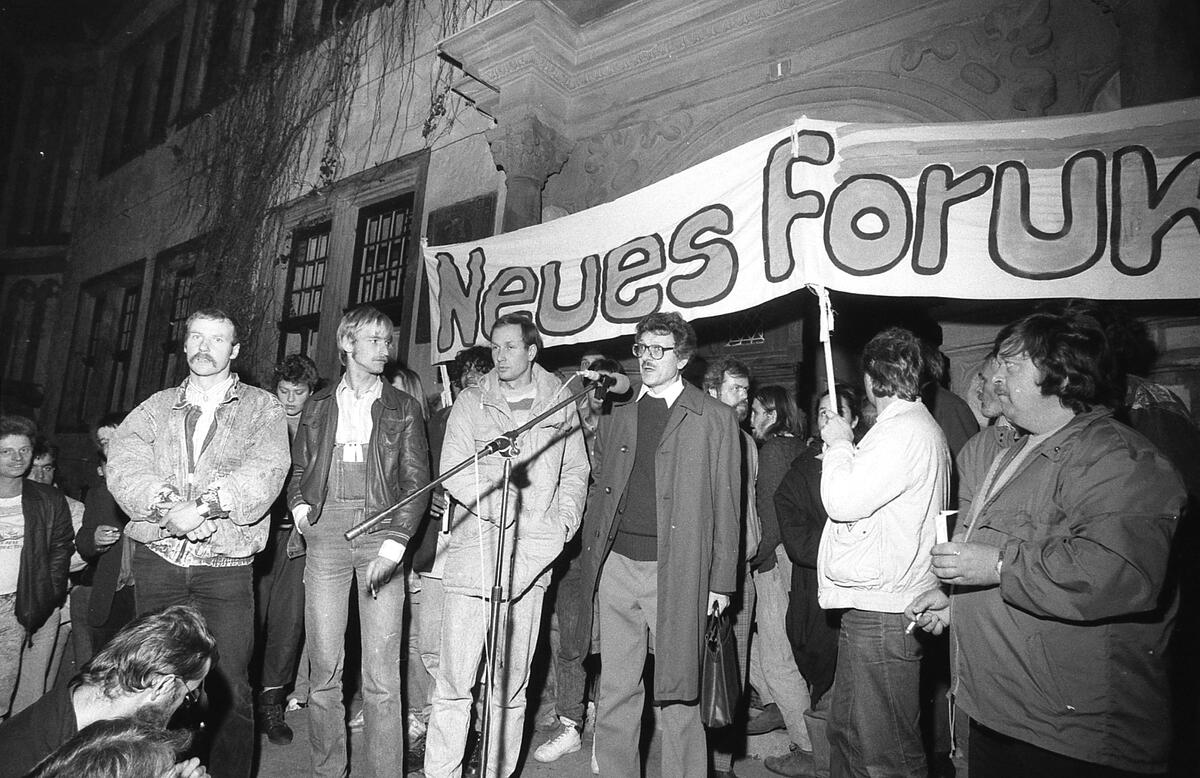 Quedlinburg, Marktplatz vor Rathaus, Demo Neues Forum gegen DDR-Staat, ev. Pfarrer Eckehardt Sehmsdorf spricht                         
                                                                                        Urheberrechte/Copyright: Jrgen