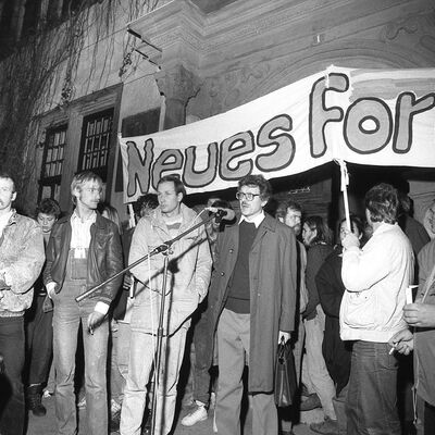 Quedlinburg, Marktplatz vor Rathaus, Demo Neues Forum gegen DDR-Staat, ev. Pfarrer Eckehardt Sehmsdorf spricht                         
                                                                                        Urheberrechte/Copyright: Jrgen