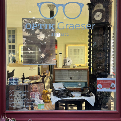 Schaufenster Optik Gräser 