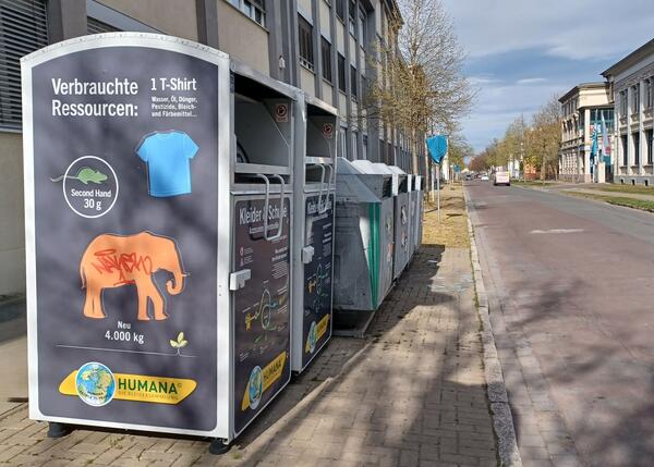 Bild vergrößern: Kleidercontainer