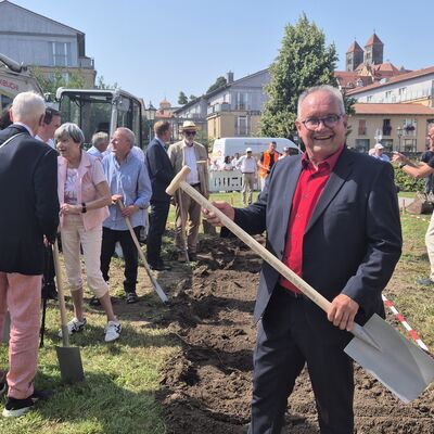 Bild vergrößern: Frank Ruch mit Erinnerungspaten beim Spatenstich fr das Denkmal Brunnen Friedliche Revolution