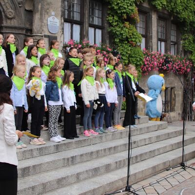 Bild vergr&ouml;&szlig;ern: Chor der Marktgrundschule beim B�rgerfr�hst�ck 2025