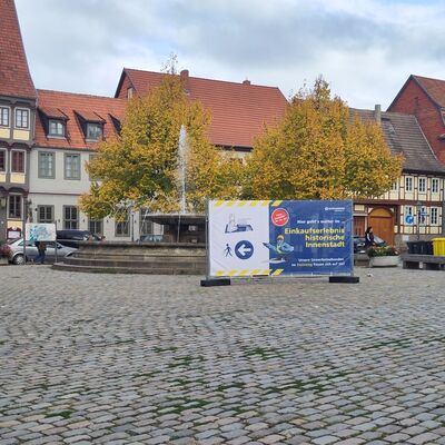 Bild vergrößern: Steinwegbanner am Mathildenbrunnen