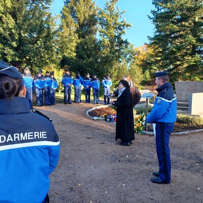 Bild vergrößern: Gesine Daifi von der Gedenksttte Langenstein-Zwieberge hlt eine bewegende Rede