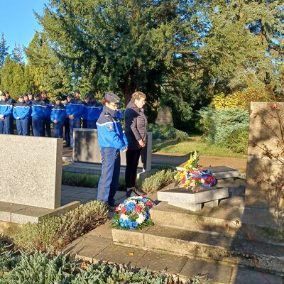 Bild vergrößern: Hannelore Lorenz von der Friedhofsverwaltung legt gemeinsam mit einer Offiziersschlerin ein Ehrengebinde nieder