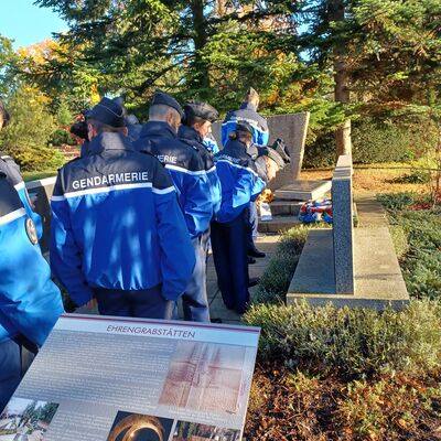 Bild vergrößern: Offiziersschler der franzsischen Gendarmerie gedenken der Opfer