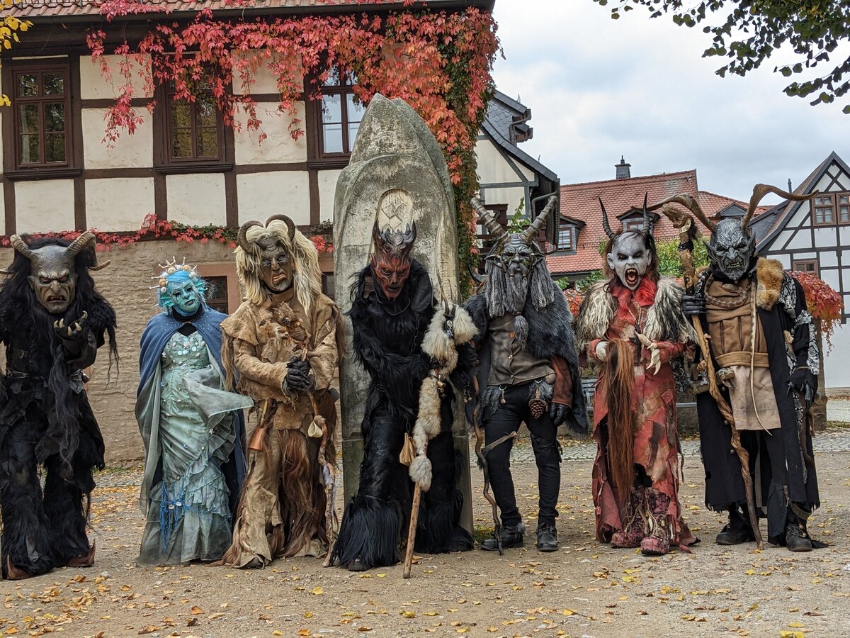 Am 3. Januar 2026 besucht die Schattenwelt Südharz die Quedlinburger zur ersten Rauhnacht.