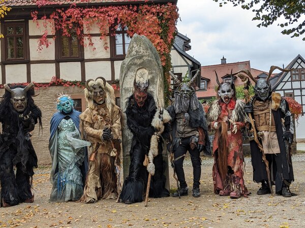 Bild vergrößern: Am 3. Januar 2026 besucht die Schattenwelt Sdharz die Quedlinburger zur ersten Rauhnacht.