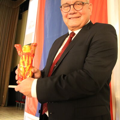 Bild vergr&ouml;&szlig;ern: Oberb�rgermeister Frank Ruch erh�lt einen Berliner Feuerwehrb�ren