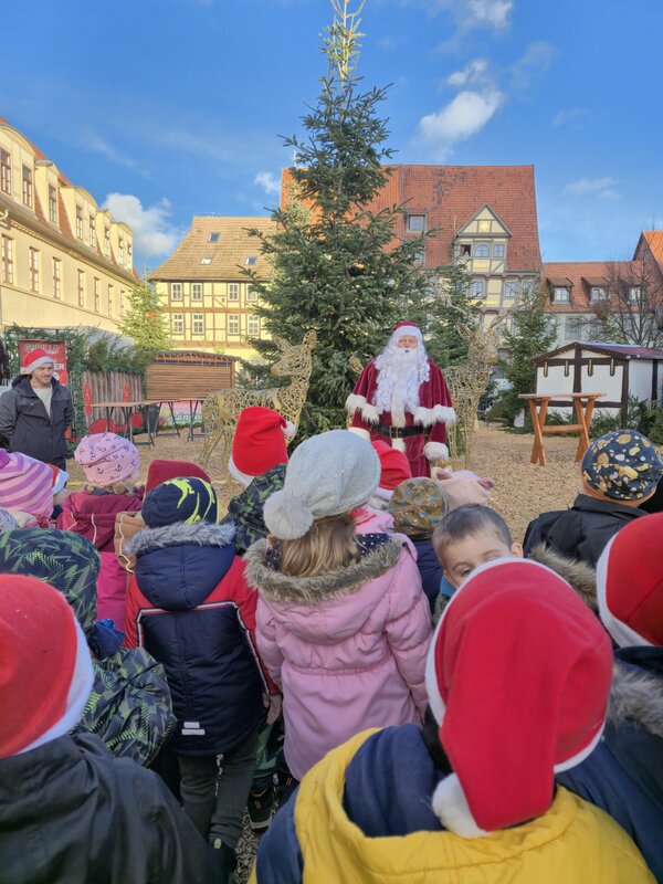 Bild vergr&ouml;&szlig;ern: Nikolaus verteilt Geschenke an Kita- und Grundschulkinder