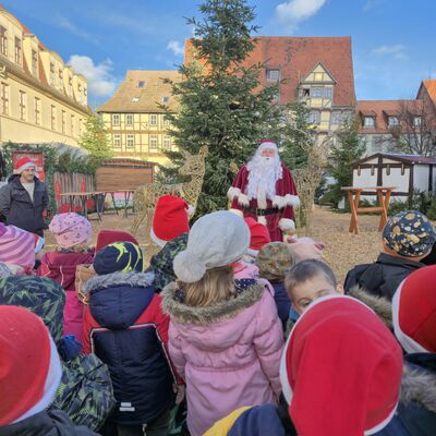 Nikolaus verteilt Geschenke an Kita- und Grundschulkinder