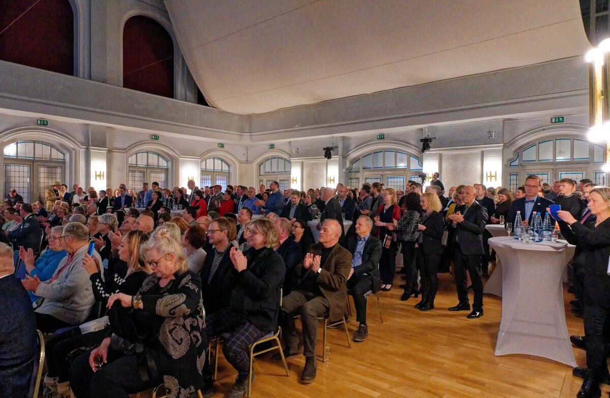 Die G&auml;ste verfolgen aufmerksam das Programm.