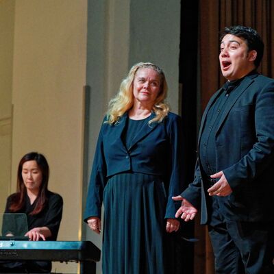 Bild vergr&ouml;&szlig;ern: Francisco Huerta vom Harztheater begeisterte mit seinem Tenor. Hier mit Bettina Pierags (Sopran) und Heejin Kim (Klavier).