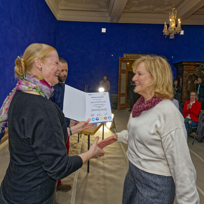 Erste G&auml;stef&uuml;hrerinnen und G&auml;stef&uuml;hrer erhalten Zertifikate