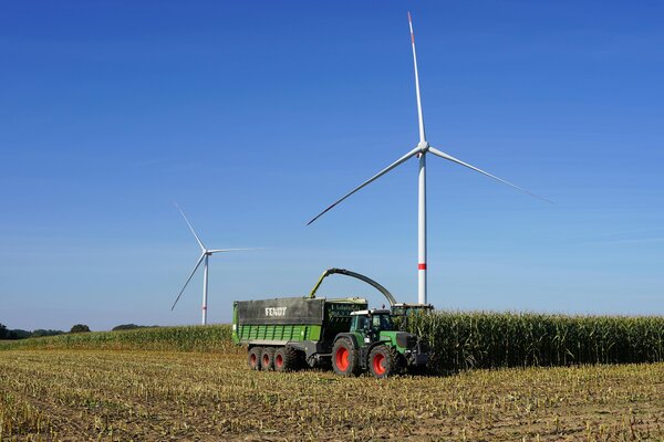 Bild vergr&ouml;&szlig;ern: Erntefahrzeuge Windenergie
