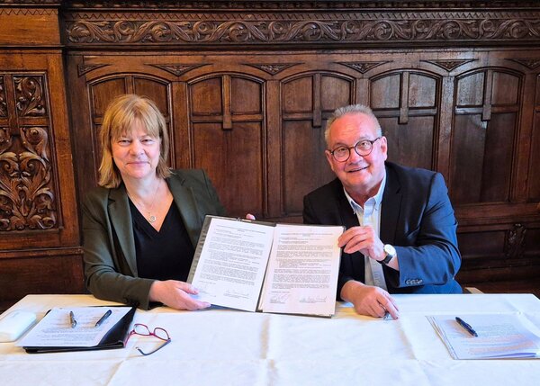 Bild vergr&ouml;&szlig;ern: Oberb�rgermeister Frank Ruch und Pfarrerin Eva-Maria Menard unterzeichnen die  gemeinsame Erkl�rung