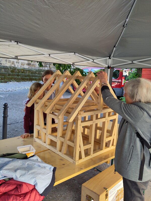 Bild vergr&ouml;&szlig;ern: Wir bauen ein Fachwerkhaus