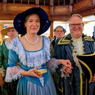 Stiftsdame und Stiftshauptmann nehmen die G&auml;ste mit in das gesellschaftliche Leben Quedlinburgs