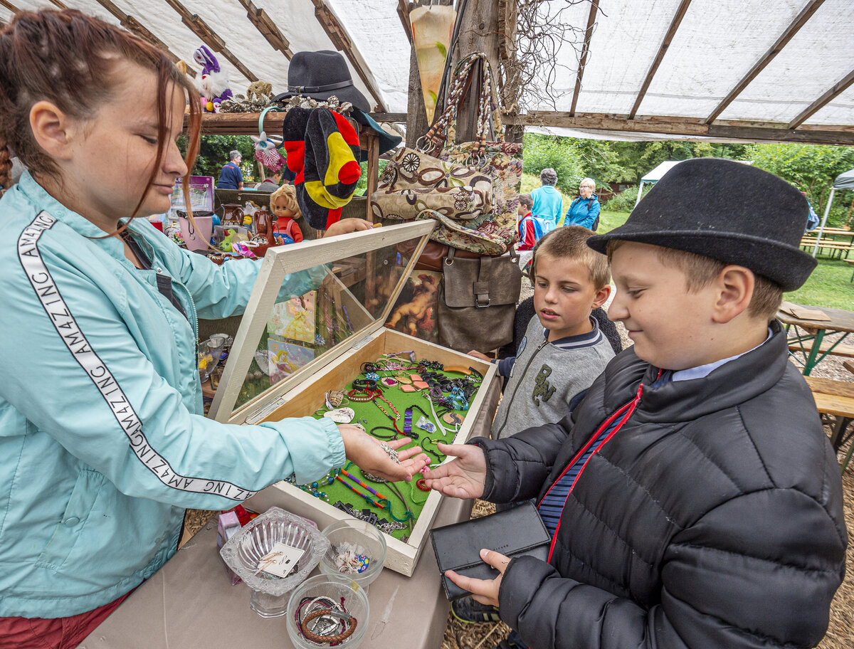 Quedlinburg, &Ouml;kogarten, 15. Kinderstadt Andershausen,                  
Celine (li.) verkauft im Tante Emma laden eine Brosche an Arsenij
F&uuml;r vier Tage ist das Gel&auml;nde des &Ouml;kogartens in Quedlinburg fest in Kinderhand, es &ouml;ffnet bereits zum 15. Mal die Kin