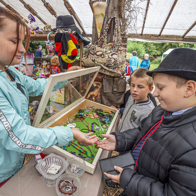 Quedlinburg, &Ouml;kogarten, 15. Kinderstadt Andershausen,                  
Celine (li.) verkauft im Tante Emma laden eine Brosche an Arsenij
F&uuml;r vier Tage ist das Gel&auml;nde des &Ouml;kogartens in Quedlinburg fest in Kinderhand, es &ouml;ffnet bereits zum 15. Mal die Kin